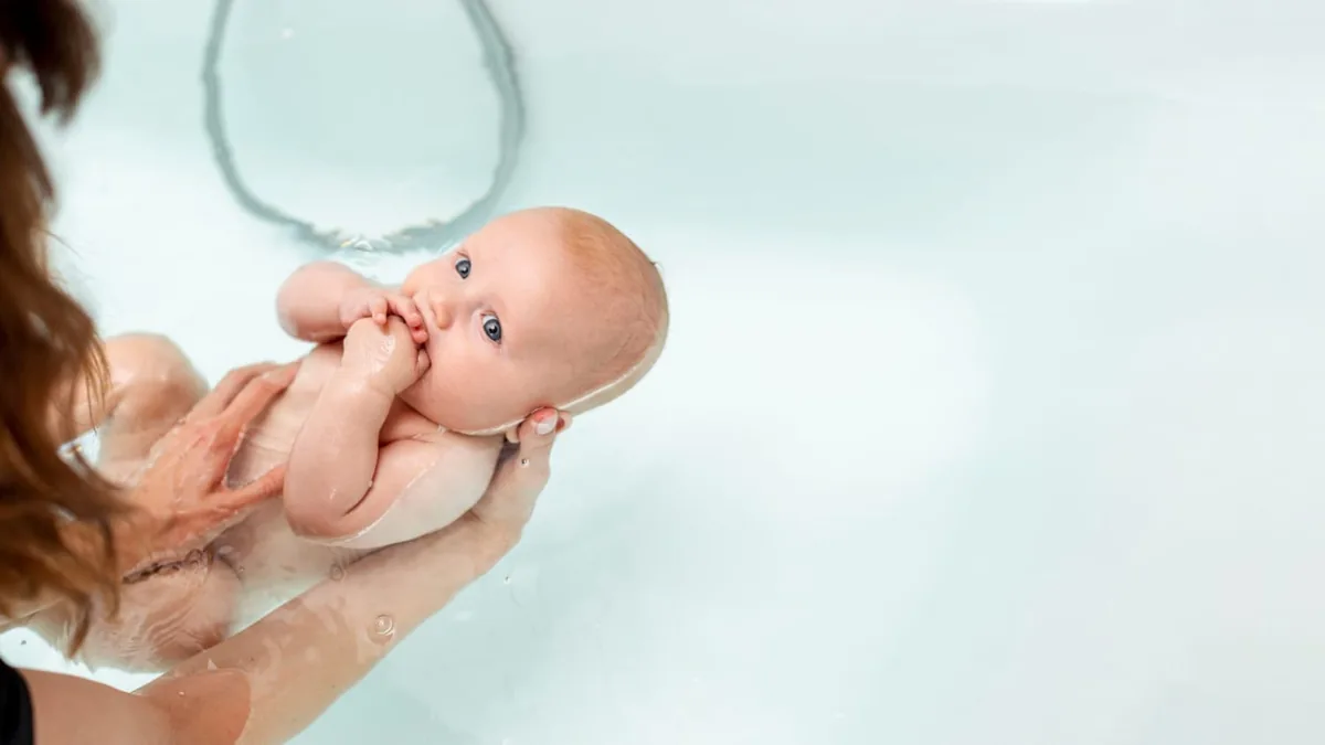 Ebeveyn desteğiyle güvenli bebek banyosu